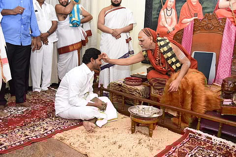 Swamy Swaroopananda blesses Jagan Mohan Reddy. (Photo| EPS)