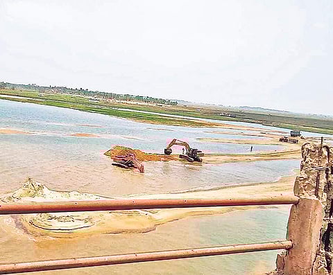 Sand being lifted illegally from Mahanadi river bed | Express