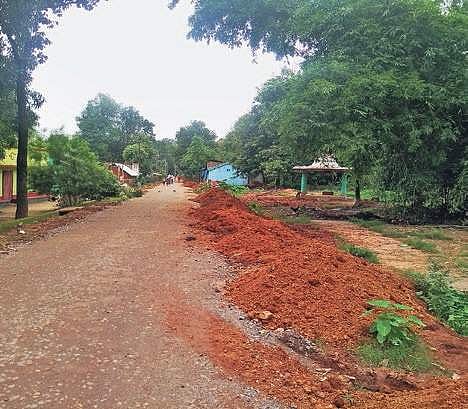 A portion of the road between Randapali and Umuri Railway Chowk | ( Photo | EPS )