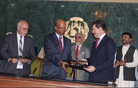 Indian ambassador to Afghanistan Vinay Kumar signs the deal with Economy Minister MM Mastoor (Photo | Twitter/ India in Afghanistan)