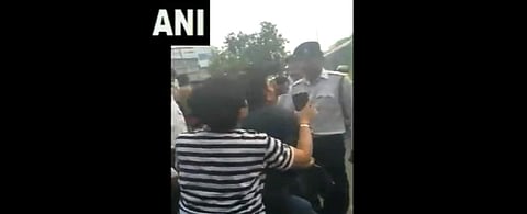 The duo in an argument with the traffic police in Delhi's Mayapuri area. (Screengrab | Twitter/ANI)
