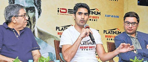 Vijender Singh (centre) addressing the media in New Delhi