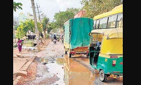 The huge pothole in Doddakannelli poses threat to motorists (Photo | EPS)