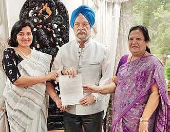 Bhubaneswar MP Aparajita Sarangi and Surat MP Darshana Jardosh meet   Civil Aviation Minister Hardeep Singh Puri at New Delhi
