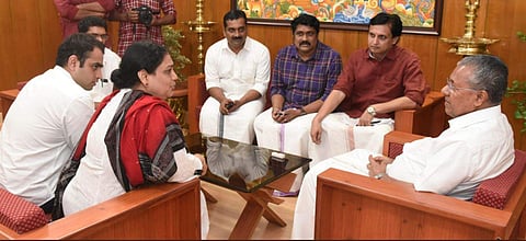Shweta Bhatt with Kerala CM Pinarayi Vijayan and leaders of the DYFI (Photo | Twitter)