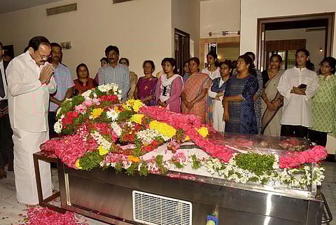 Vice President M Venkaiah Naidu pays his last respects to former union minister and senior Congress leader S Jaipal Reddy. (Photo| PTI)