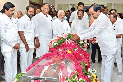Chief Minister K Chandrasekhar Rao pays homage to Former Union Minister and senior Congress leader Jaipal Reddy in Hyderabad on Sunday | Express