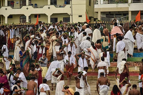 Malayali Hindus gather in hundreds on temple ghats, riverbanks and beaches to perform a ritual called Karkidaka Vavubali, to pay obeisance to their dead ancestors. The ceremony is also called ‘Pithru Sradham’ or simply ‘Bali’. (A visual from Hyderabad/ Vi