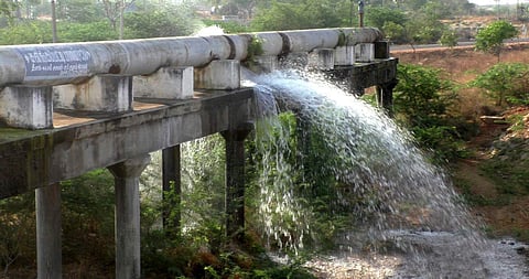 Cauvery water gushing out from a broken pipeline in Kaligapatti near Manapparai. (Photo | EPS)