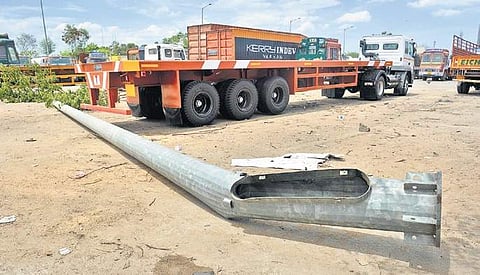 The electrical mast head which collapsed and brushed past a truck at Manjambakkam Truck Parking yard on Wednesday night | D SAMPATHKUMAR