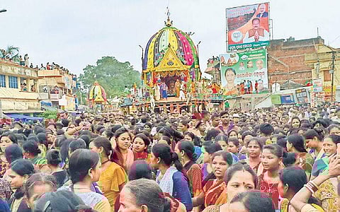 Women devotees pulling Darpadalana chariot of Devi Subhadra on Friday. (Photo | EPS)