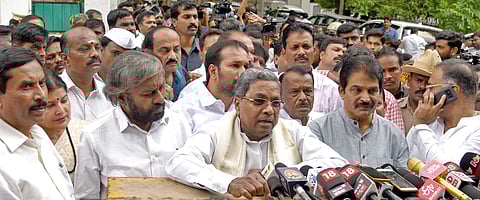 Siddaramaiah along with the party's Karnataka in-charge Venugopal at Deputy CM G Parameswara's house at Sadashiv Nagar in Bengaluru.(Photo | Nagaraj Gadekal, EPS)