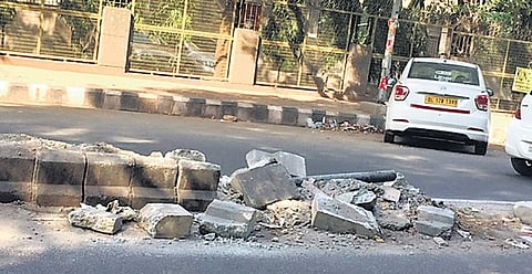 Broken divider in Delhi's Alaknanda road continues to cause inconvenience to residents