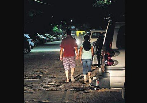 ​  Jal Vihar stretch is pitch dark after sunset with few street lights (Photo | EPS, Arun Kumar)