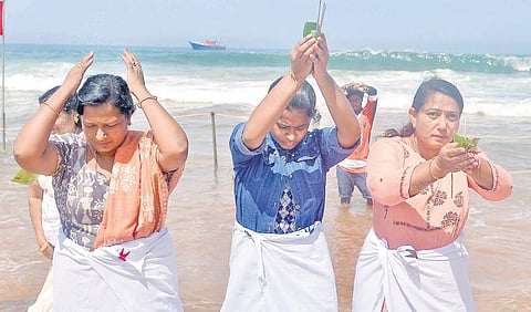 Women offering Karkkidaka vavubali at Shanghumugham beach on Wednesday. (Photo | Vincent Pulickal, EPS)