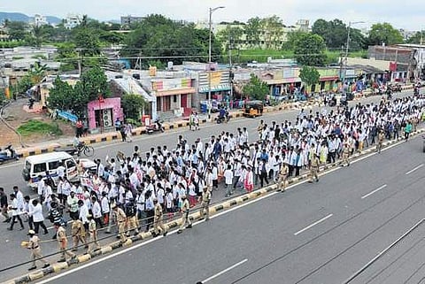 Junior doctors protesting against NMC Bill in Vijayawada (Photo| EPS, Prasant Madugula)
