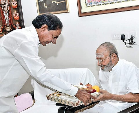 CM K Chandrasekhar Rao with veteran filmmaker K Viswanath in Hyderabad on Sunday  (Photo |EPS)