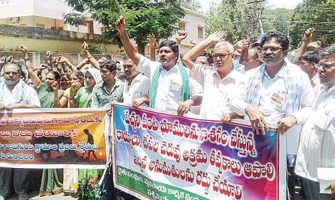The Andhra Pradesh Rythu Sangham staging a dharna. (File Photo | EPS)