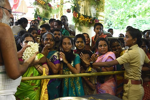 A woman police personnel involved in duty during Athi Varadar temple festival (File photo)