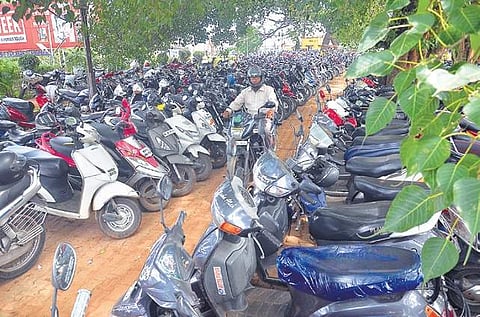 Railway contractors must display parking tariff