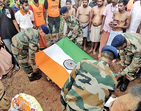 Army personnel paying tribute to the jawan Vishnu Vijayan by draping the National Flag over the casket carrying his body (Photo |EPS)