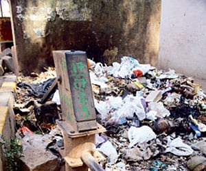 Garbage and other solid waste near a borewell in Byatarayanapura.