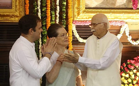 Congress interim president Sonia Gandhi, Rahul Gandhi, BJP senior leader LK Advani pay  floral tribute to Former Prime Minister Rajiv Gandhi on his Birth anniversary at Parliament house in New Delhi on Tuesday. (Photo | EPS/ Shekhar Yadav)