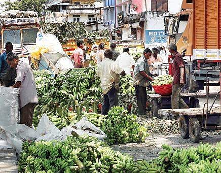 Vegetables being unloaded at Ernakulam market (File photo| Melton Antony)
