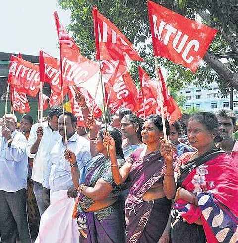 AP Municipal Corporation Employees’ Union protesting for minimum wage (Photo |EPS)