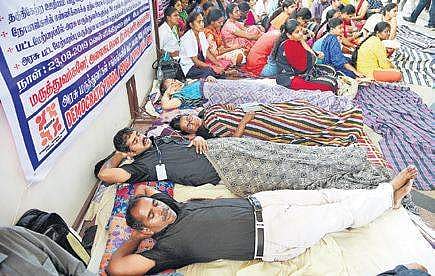 Doctors protest for the fourth day to press their demands, at the Rajiv Gandhi Government General Hospital campus on Monday | R Satish Babu