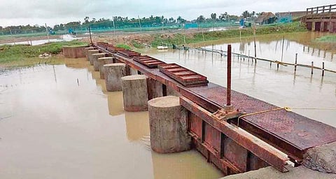 Fishermen put up nets by closing Anandpur sluice gate in Erasama block | Express