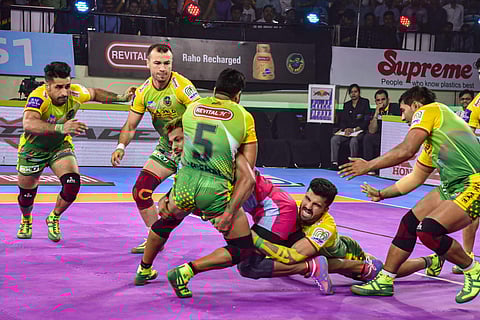 Patna Patna Pirates and Jaipur Pink Panthers players in action during the 7th season of Pro Kabaddi League match at Patliputra Sports Stadium in Patna. (Photo | PTI)