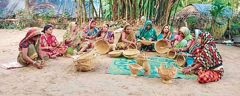Women making handicraft products with ‘naliya’ grass | Express