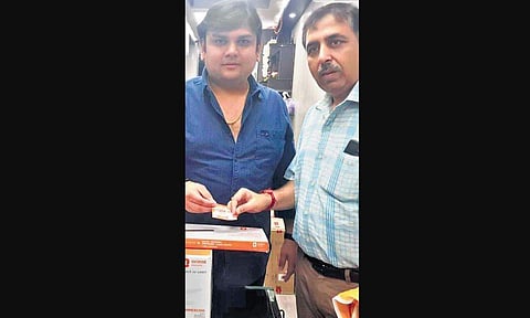 Vivek Sharma (right) with the cashback coupon |( Photo | EPS )