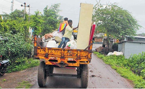 Residents of flood affected Satti in Athani taluk leaving the village (Photo | EPS)