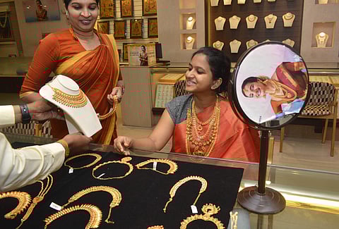 People purchasing gold from a jewelry store in Kerala. ( Photo | Manu R Mavelil, EPS)