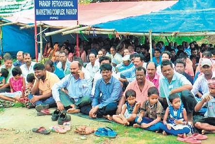 Eastern India Oil Refinery Displaced Families protesting against IOCL (Photo | EPS)