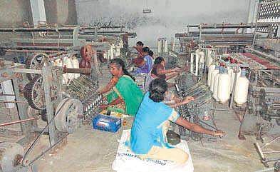 Women spinning khadi thread in Ponduru in Srikakulam (Photo | EPS)