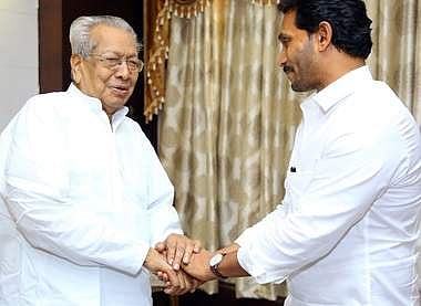 CM YS Jagan Mohan Reddy with Governor Biswabhusan Harichandan  at the Raj Bhavan in Vijayawada on Tuesday I Express