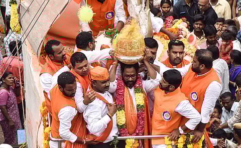 Kolan Ram Reddy with the auctioned laddu (Photo | Vinay Madapu, EPS)