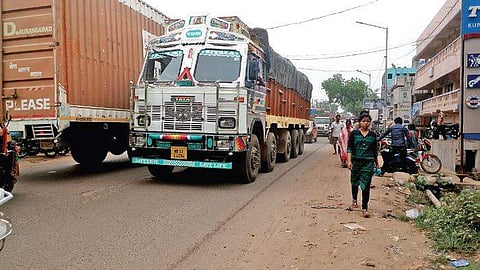 Mineral-laden trucks on Keonjhar road (Photo |EPS)