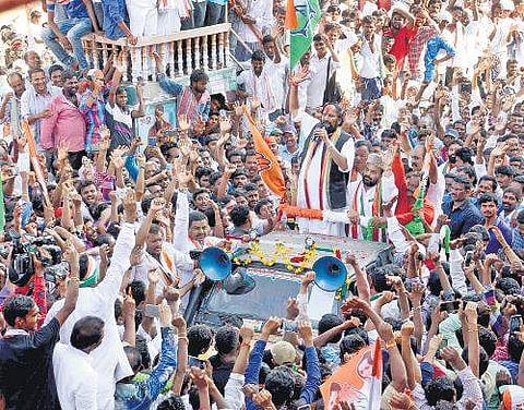 Telangana Pradesh Congress Committee president N Uttam Kumar Reddy with TRS workers (File Photo |EPS)