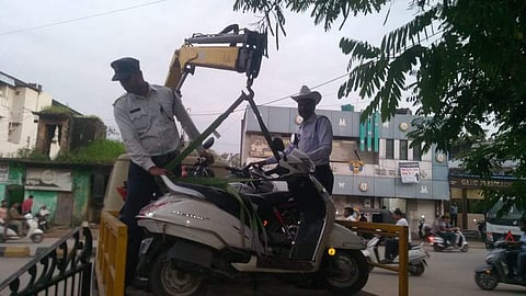As many as 35 police staff in Raigarh were penalised on a single day and over Rs 40,000 collected as fines from them for violating traffic rules. (Photo | EPS)