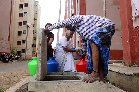 (Residents Perumbakkam TNSCB's tail end blocks opening a lead of the supplied metro water channels to fetch water on the outskirts of the city| Photo- Debadatta Mallick/ENS)