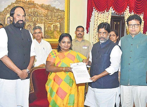 Congress leaders Uttam Kumar Reddy and Mallu Bhatti Vikramarka meet Governor Tamilisai Soundararajan at Raj Bhavan on Tuesday (Photo |EPS)