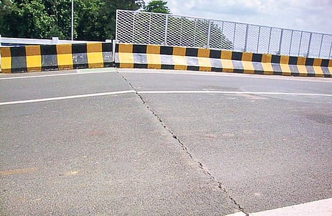 The crack at the meeting point of the bridge and its approach road | Express
