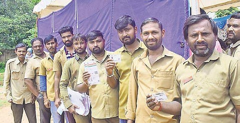 Autorickshaw drivers stand in queue to apply for their driving licence in Bhagath Singh stadium in Doddaballapur Town on Friday |  Pandarinath B