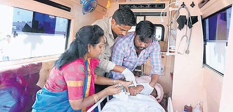 MLA Dr Undavalli Sridevi administering first aid to a victim of road accident at Pedakakani in Guntur. | ( Photo | EPS )