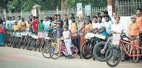 Cyclists at the Manaveeyam Veedhi