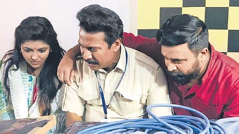 (From L) Athulya Ravi, director Samuthrakani and Sasikumar in 'Nadodigal 2'.